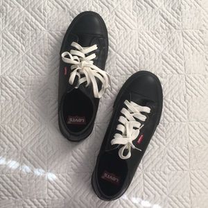 📌Black Levi’s shoes 👟